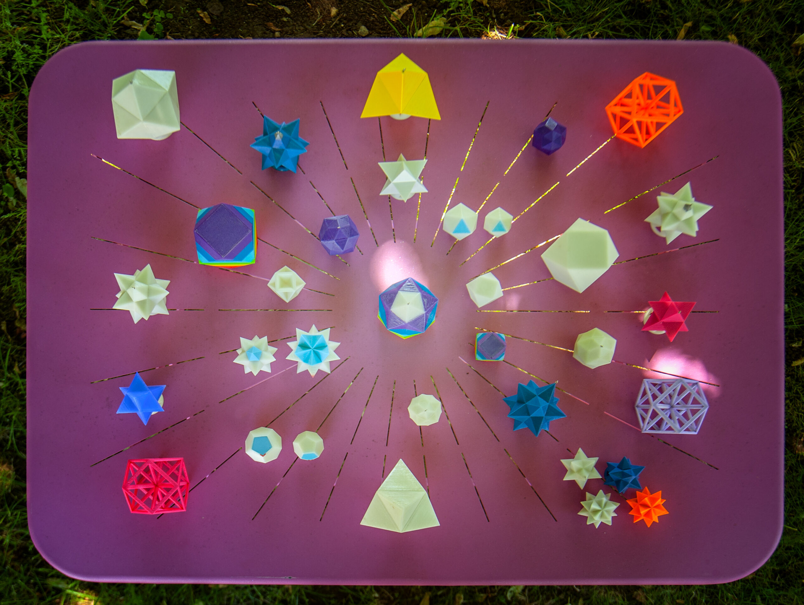 Un assortiment de formes fabriquées par Isoris, posées sur une table