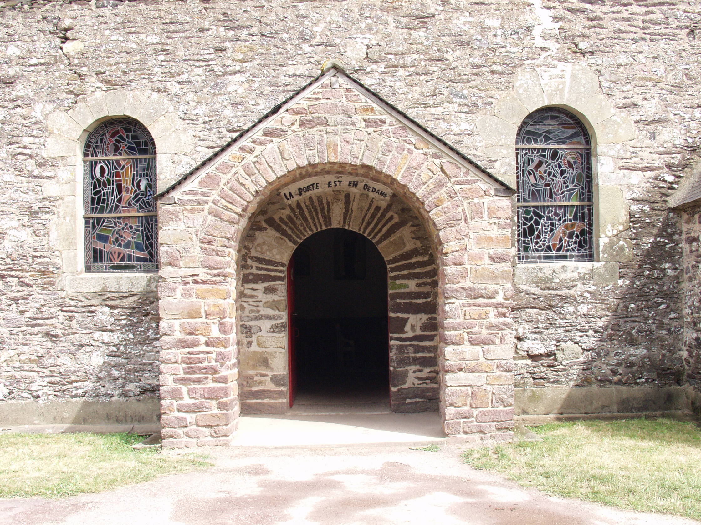 Photo de l'entrée de l'église de Trehorenteuc dans la forêt de Brocéliande
