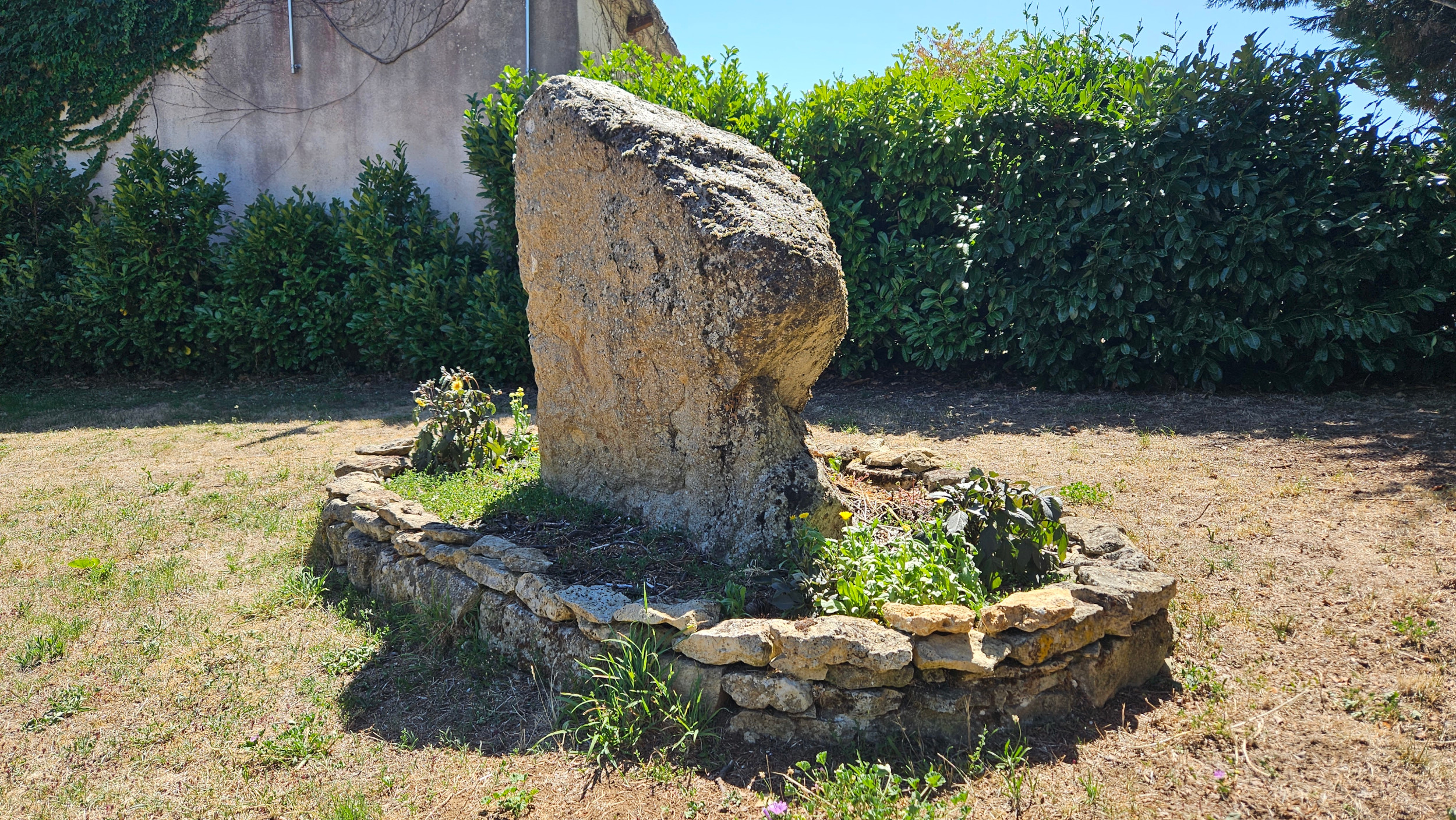 Une pierre levée sur le terrain de La Berlière où ont lieu la plupart des stages et séminaires Isoris