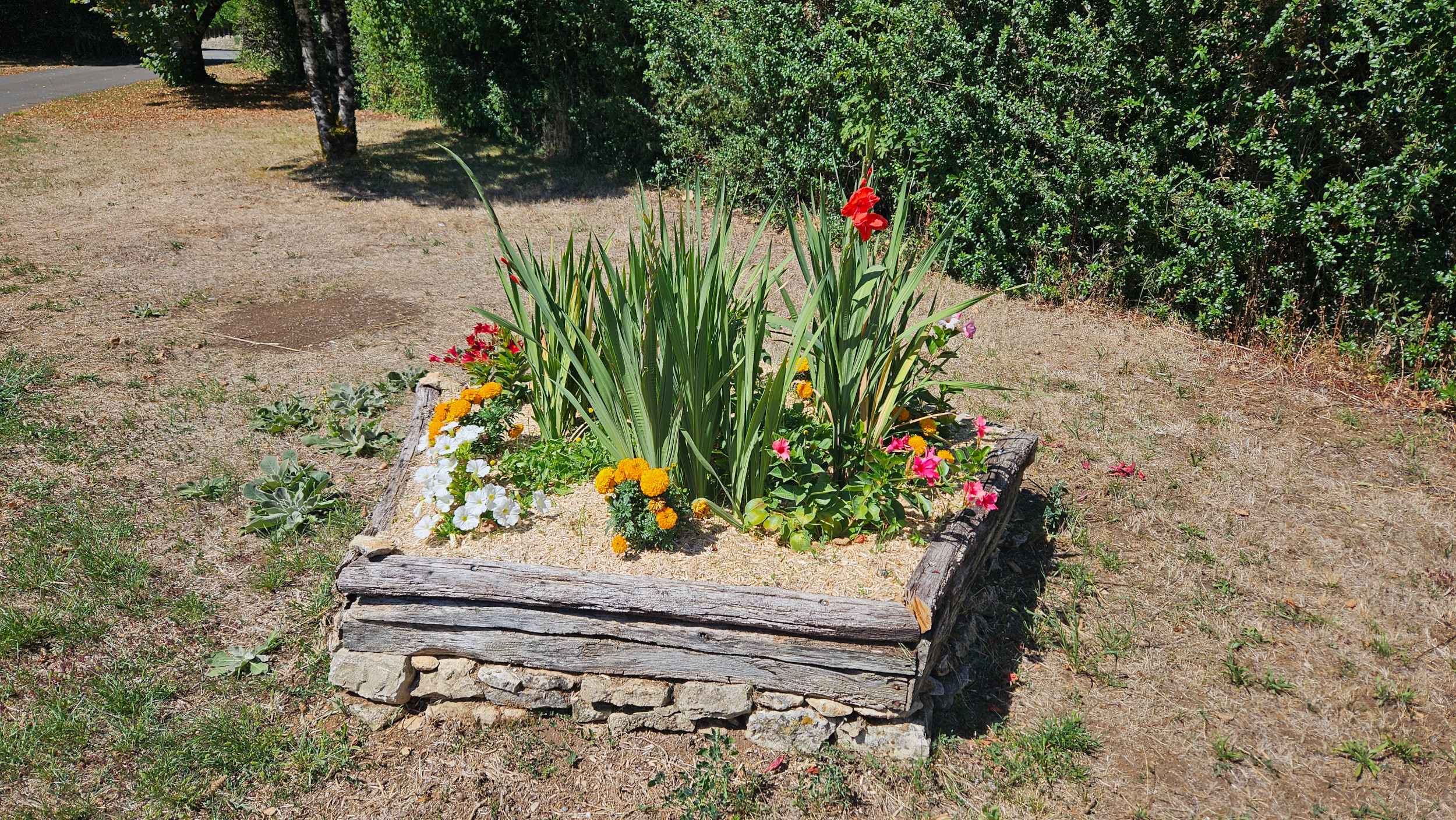 Petite pancarte au dessus de la porte d'entrée avec écrit La Berlière dessus avec des fleurs dessinées